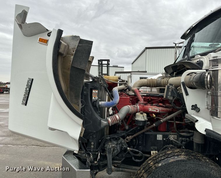 image for item NM9071 2012 Kenworth T800  semi truck
