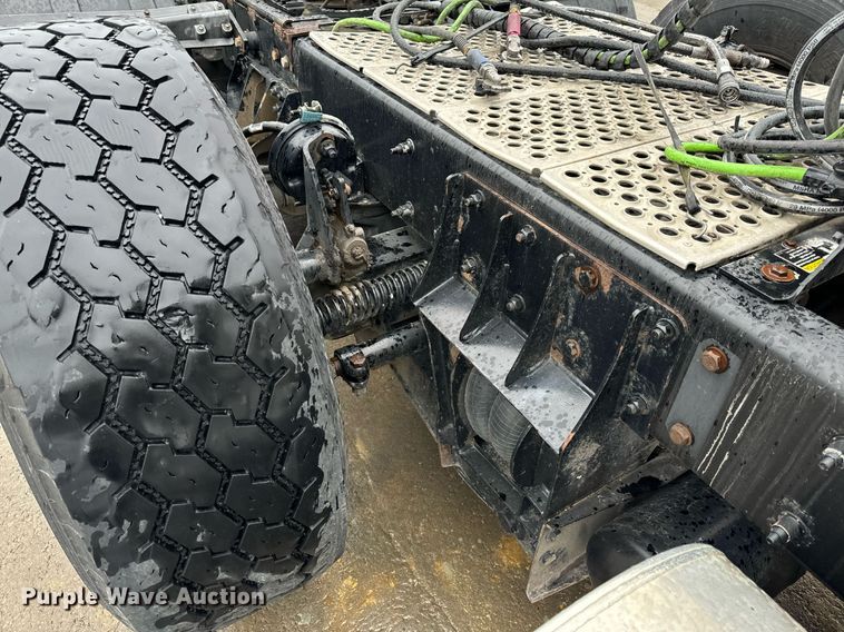 image for item NM9071 2012 Kenworth T800  semi truck