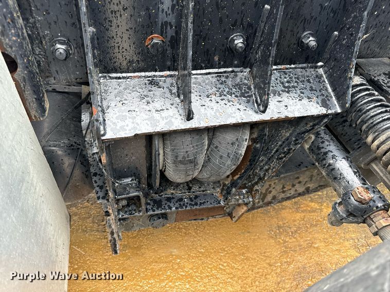 image for item NM9071 2012 Kenworth T800  semi truck