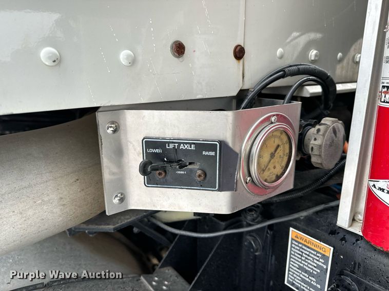 image for item NM9071 2012 Kenworth T800  semi truck