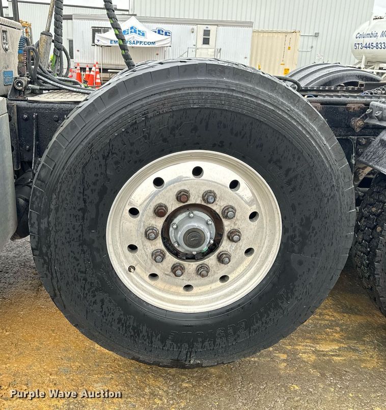 image for item NM9071 2012 Kenworth T800  semi truck