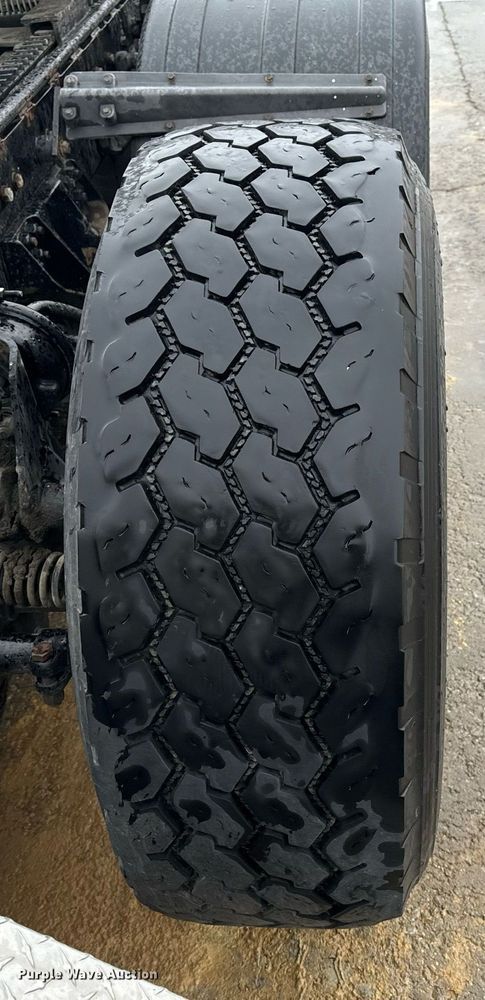 image for item NM9071 2012 Kenworth T800  semi truck