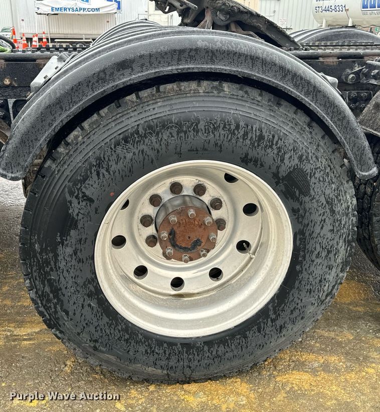 image for item NM9071 2012 Kenworth T800  semi truck