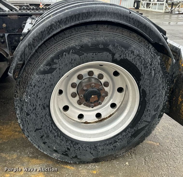 image for item NM9071 2012 Kenworth T800  semi truck