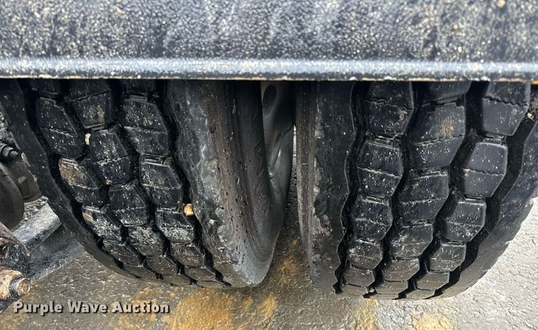 image for item NM9071 2012 Kenworth T800  semi truck