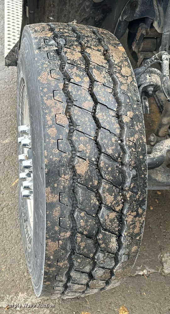 image for item NM9071 2012 Kenworth T800  semi truck