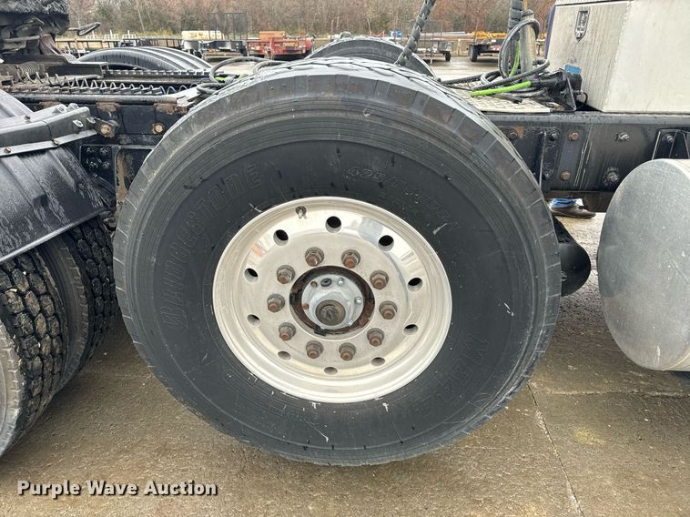 image for item NM9071 2012 Kenworth T800  semi truck