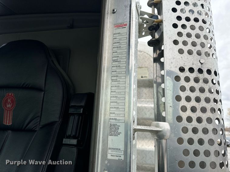 image for item NM9071 2012 Kenworth T800  semi truck