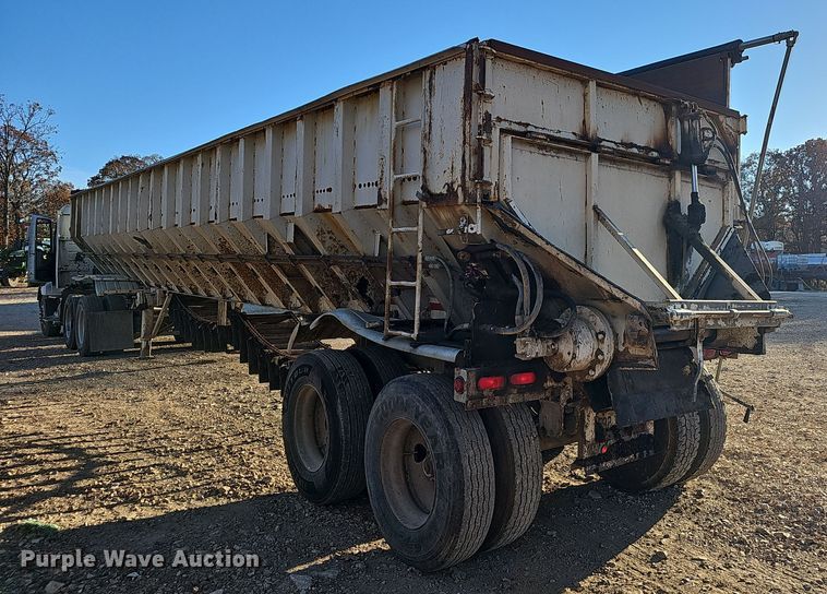 image for item NP9129 1997 Red River  live bottom trailer