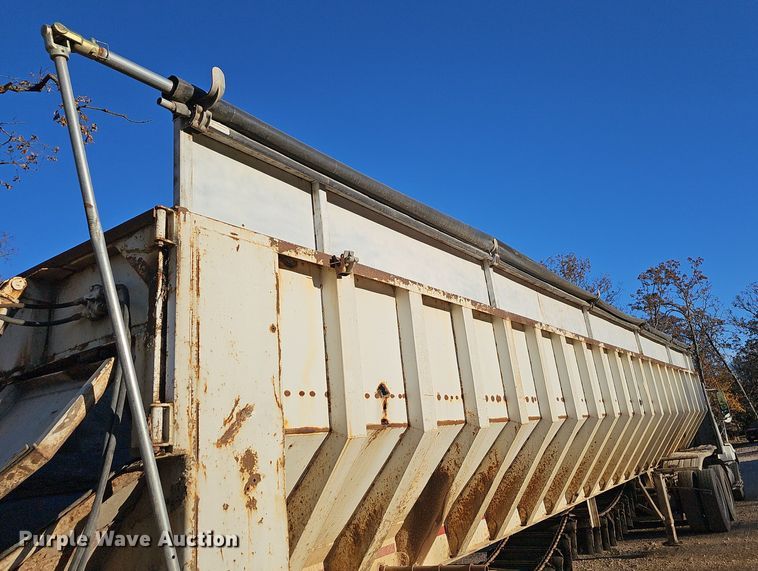 image for item NP9129 1997 Red River  live bottom trailer