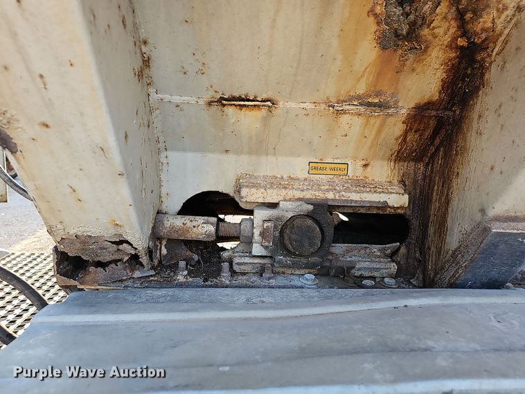 image for item NP9129 1997 Red River  live bottom trailer