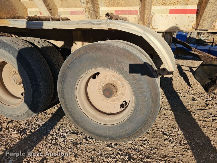 image for item NP9129 1997 Red River  live bottom trailer