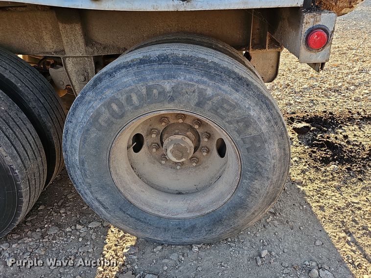 image for item NP9129 1997 Red River  live bottom trailer