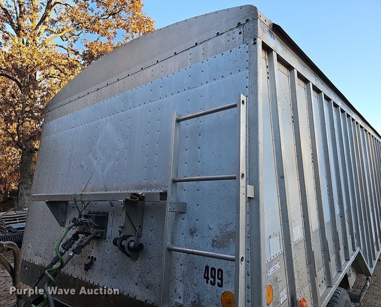 image for item NP9135 1986 Truck Equipment Services 800AS-102585-2338  grain trailer
