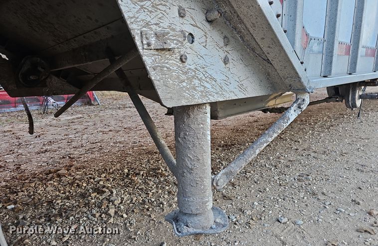 image for item NP9135 1986 Truck Equipment Services 800AS-102585-2338  grain trailer