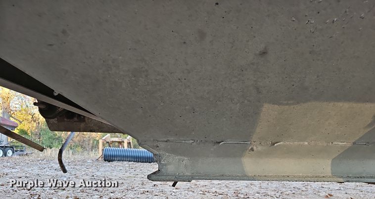 image for item NP9135 1986 Truck Equipment Services 800AS-102585-2338  grain trailer