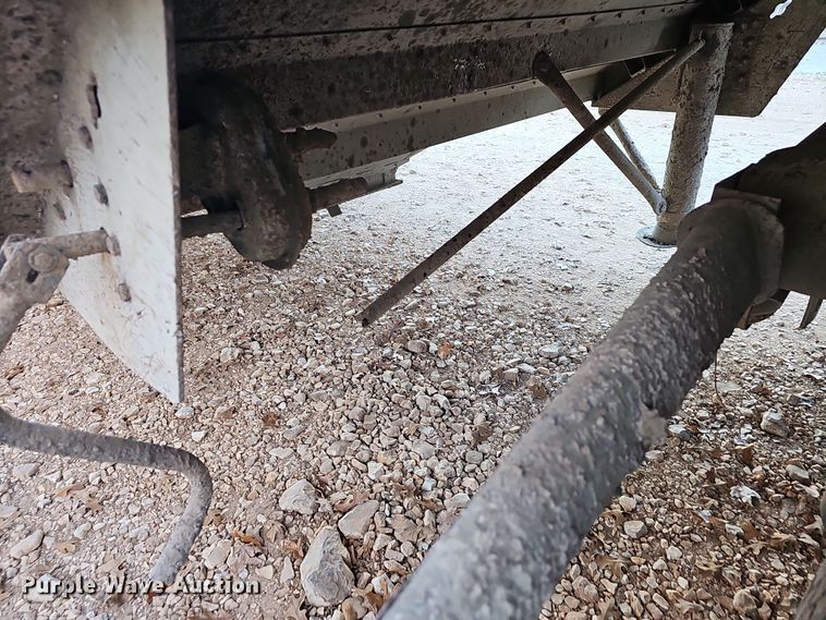 image for item NP9135 1986 Truck Equipment Services 800AS-102585-2338  grain trailer