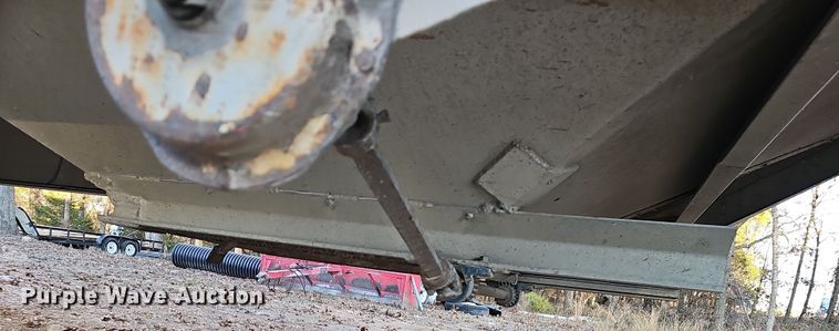 image for item NP9135 1986 Truck Equipment Services 800AS-102585-2338  grain trailer