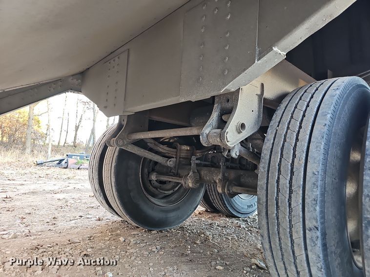 image for item NP9135 1986 Truck Equipment Services 800AS-102585-2338  grain trailer
