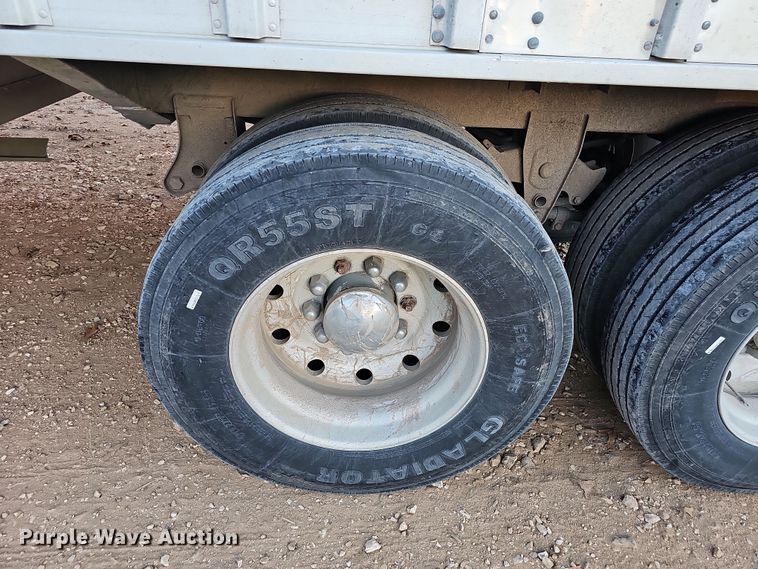 image for item NP9135 1986 Truck Equipment Services 800AS-102585-2338  grain trailer