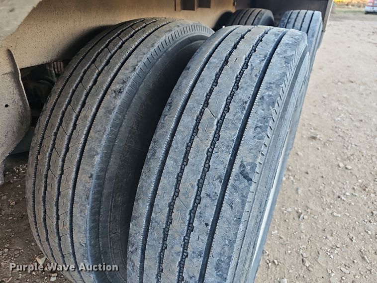 image for item NP9135 1986 Truck Equipment Services 800AS-102585-2338  grain trailer