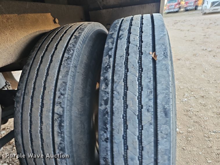 image for item NP9135 1986 Truck Equipment Services 800AS-102585-2338  grain trailer