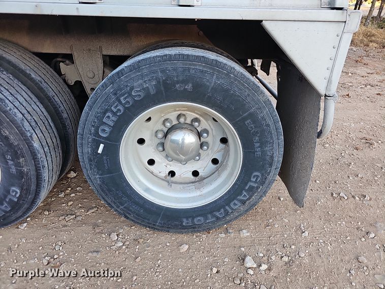 image for item NP9135 1986 Truck Equipment Services 800AS-102585-2338  grain trailer