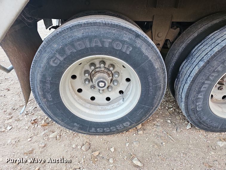 image for item NP9135 1986 Truck Equipment Services 800AS-102585-2338  grain trailer