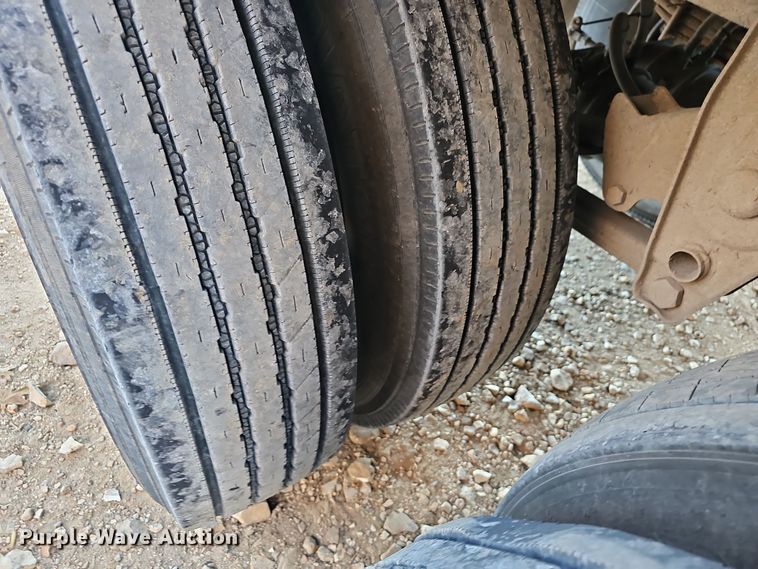 image for item NP9135 1986 Truck Equipment Services 800AS-102585-2338  grain trailer
