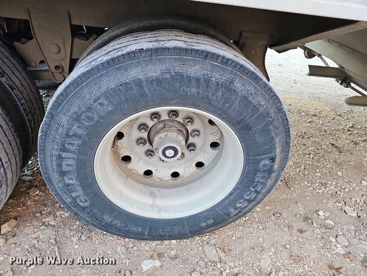 image for item NP9135 1986 Truck Equipment Services 800AS-102585-2338  grain trailer