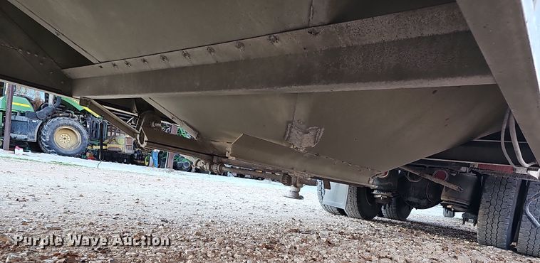 image for item NP9135 1986 Truck Equipment Services 800AS-102585-2338  grain trailer