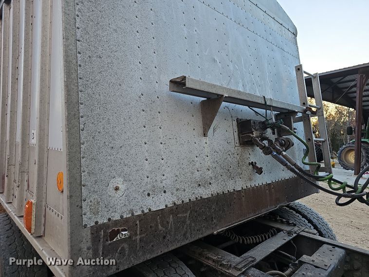 image for item NP9135 1986 Truck Equipment Services 800AS-102585-2338  grain trailer