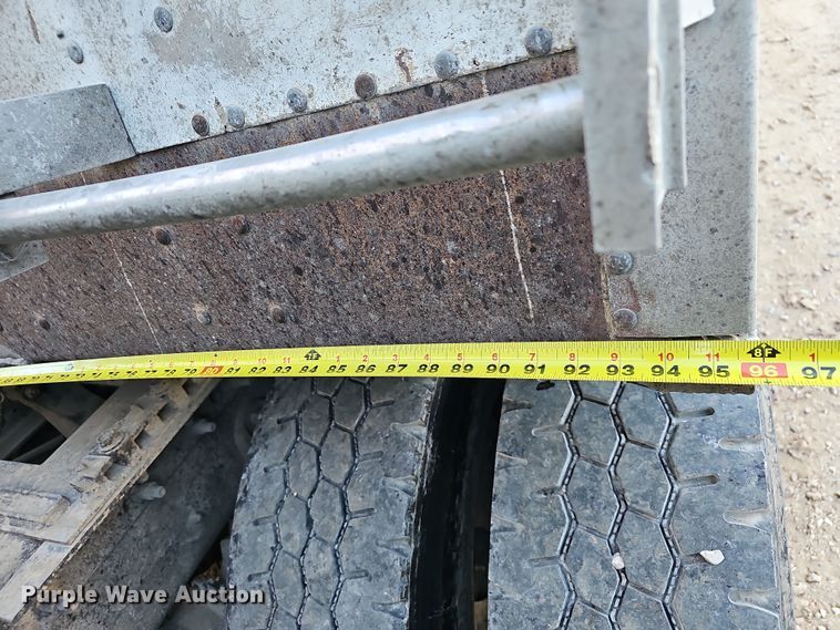 image for item NP9135 1986 Truck Equipment Services 800AS-102585-2338  grain trailer