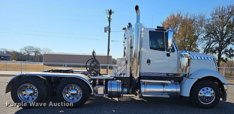 image for item NP9235 2011 International Lonestar  semi truck