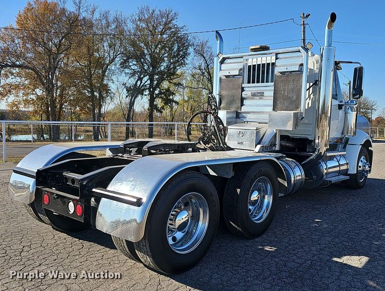 image for item NP9235 2011 International Lonestar  semi truck