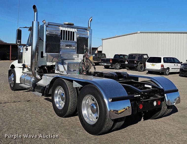 image for item NP9235 2011 International Lonestar  semi truck