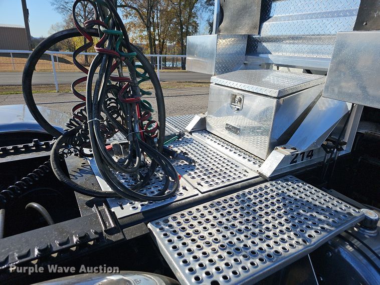 image for item NP9235 2011 International Lonestar  semi truck