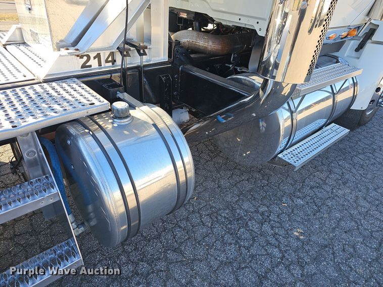 image for item NP9235 2011 International Lonestar  semi truck