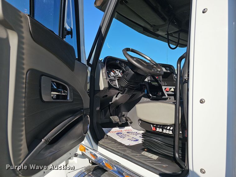 image for item NP9235 2011 International Lonestar  semi truck