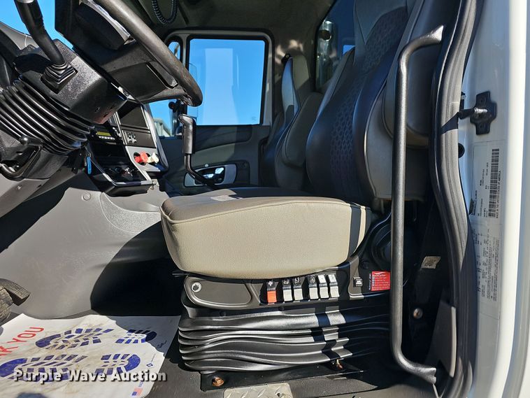 image for item NP9235 2011 International Lonestar  semi truck