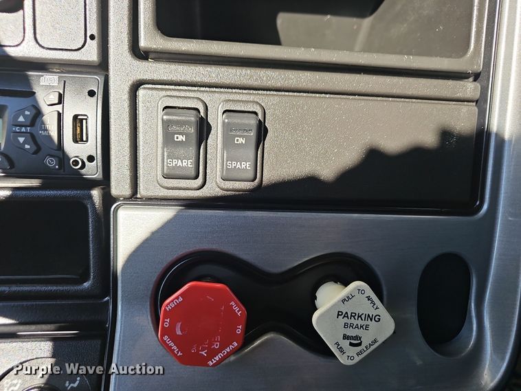 image for item NP9235 2011 International Lonestar  semi truck