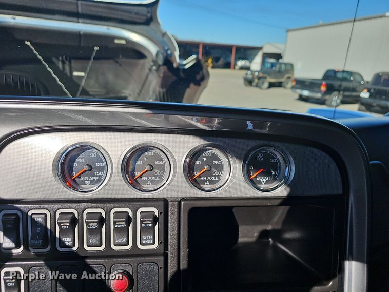 image for item NP9235 2011 International Lonestar  semi truck