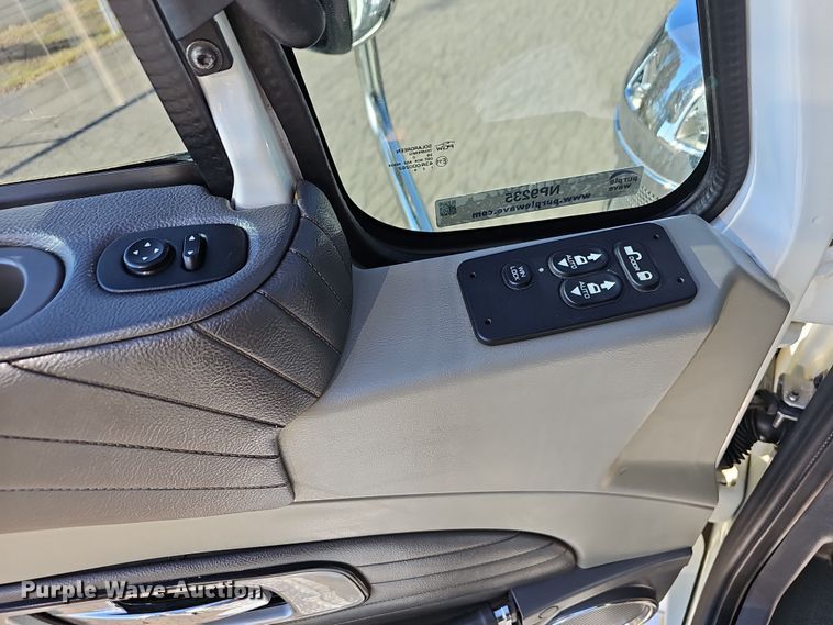 image for item NP9235 2011 International Lonestar  semi truck