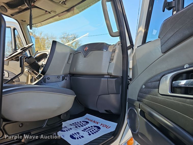 image for item NP9235 2011 International Lonestar  semi truck