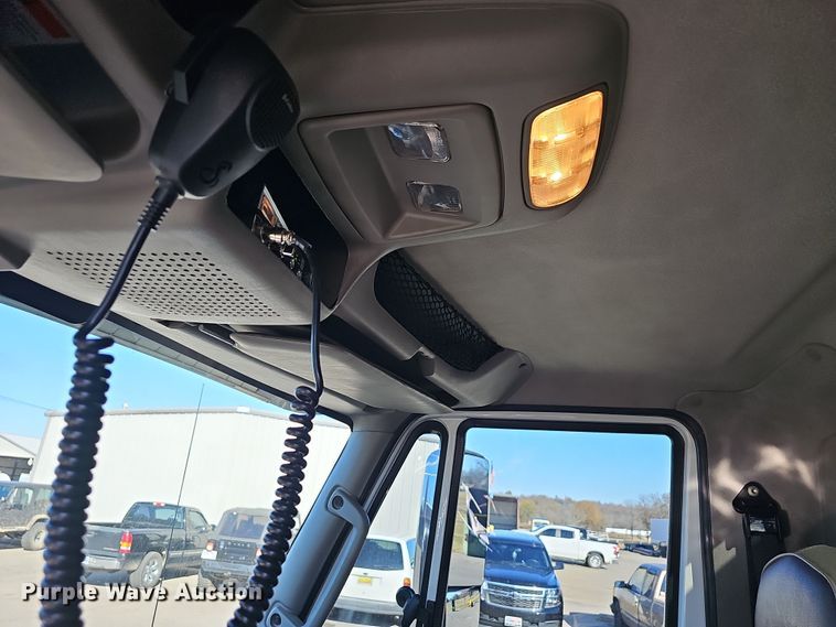 image for item NP9235 2011 International Lonestar  semi truck