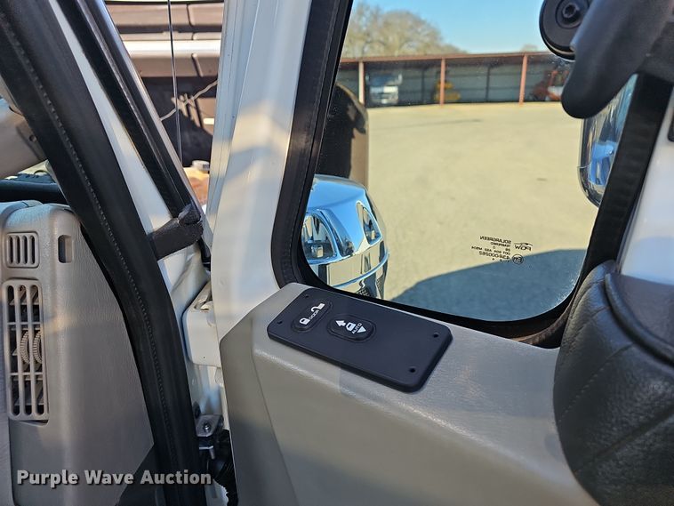 image for item NP9235 2011 International Lonestar  semi truck