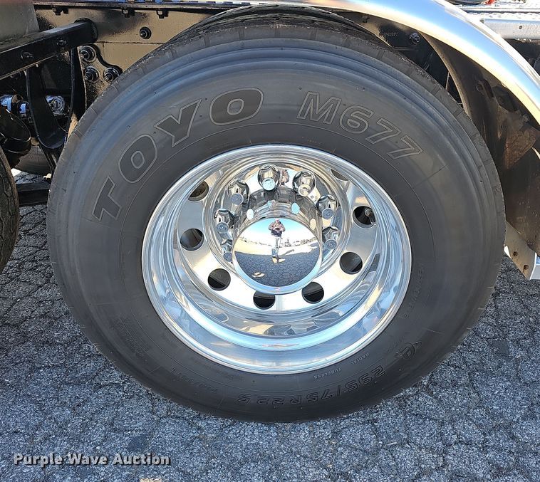 image for item NP9235 2011 International Lonestar  semi truck