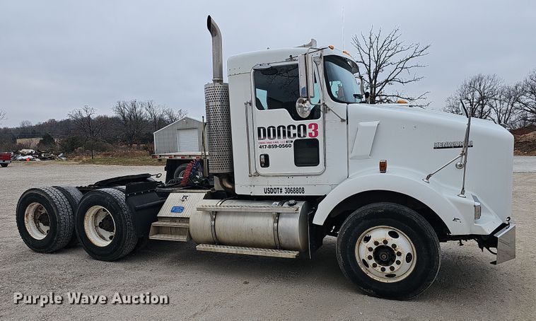image for item NP9258 2005 Kenworth T800  semi truck