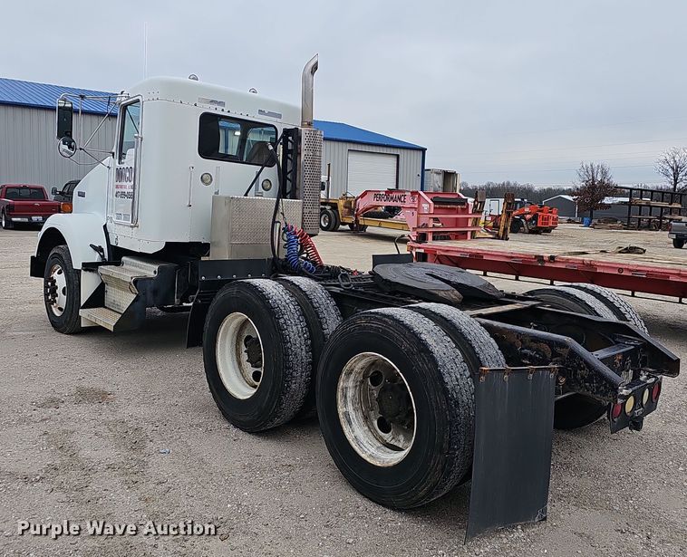 image for item NP9258 2005 Kenworth T800  semi truck