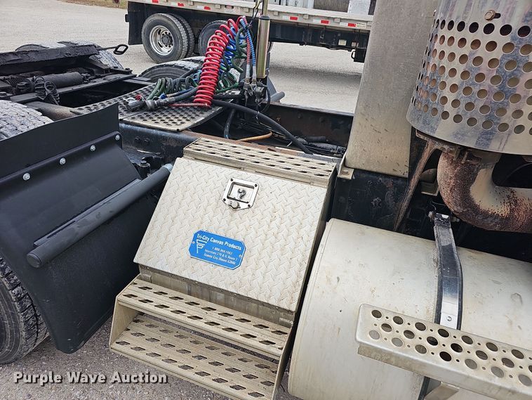 image for item NP9258 2005 Kenworth T800  semi truck